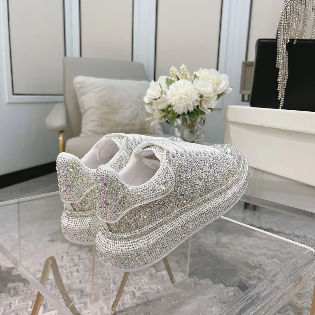 👟👟Ex-factory price 560👟👟 Men's size +10 2025SS McQueen crystal inlaid large and small diamond casual shoes counter original 1:1 production Fabric: imported silk velvet + imported Czech diamonds Lining: sheepskin lining Code number: 35-41 Male 39/44